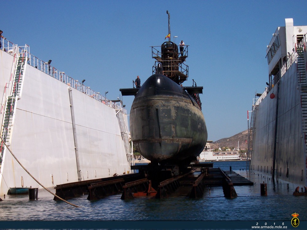 Un submarino de la serie 70 en el dique flotante que le transferirá a la grada cubierta para iniciar una gran carena